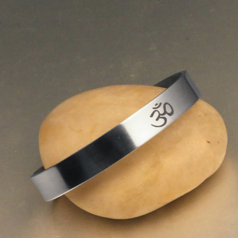 Bracelet manchette tibétain avec Buddha Stones et symbole OM