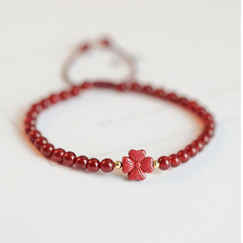 Bracelet de confiance en forme d'étoile à quatre feuilles en agate rouge naturelle avec nœud sans fin