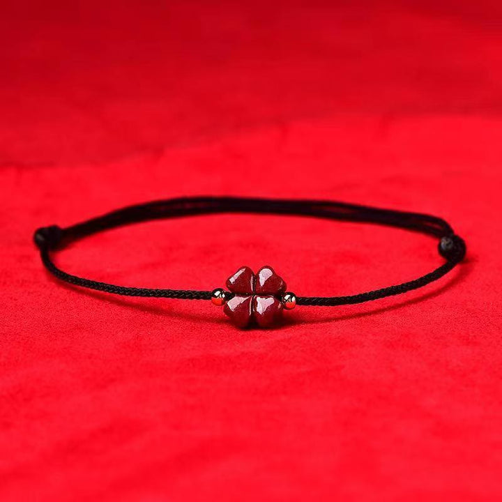 Bracelet de cheville en corde rouge avec trèfle à quatre feuilles en cinabre naturel et Buddha Stones