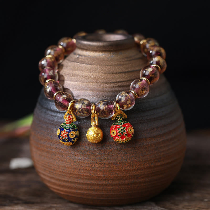 Bracelet de bénédictions en perles de verre Liuli avec breloque en or et argent et feuille d'or représentant la famille des bêtes Buddha Stones