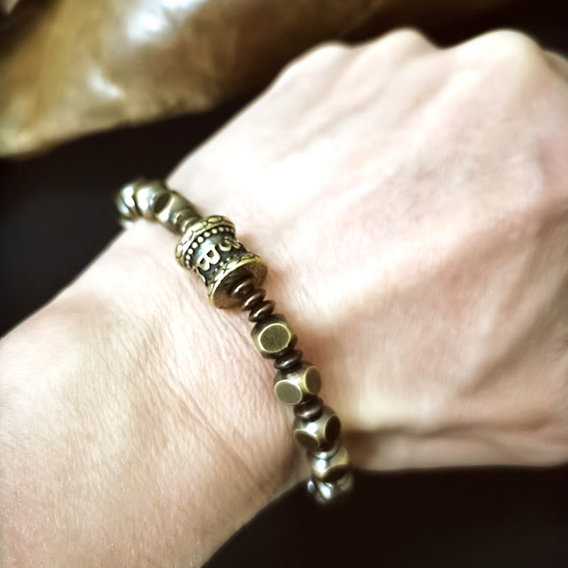 Bracelet amulette tibétain en cuivre et laiton sculpté avec Buddha Stones Om Mani Padme Hum