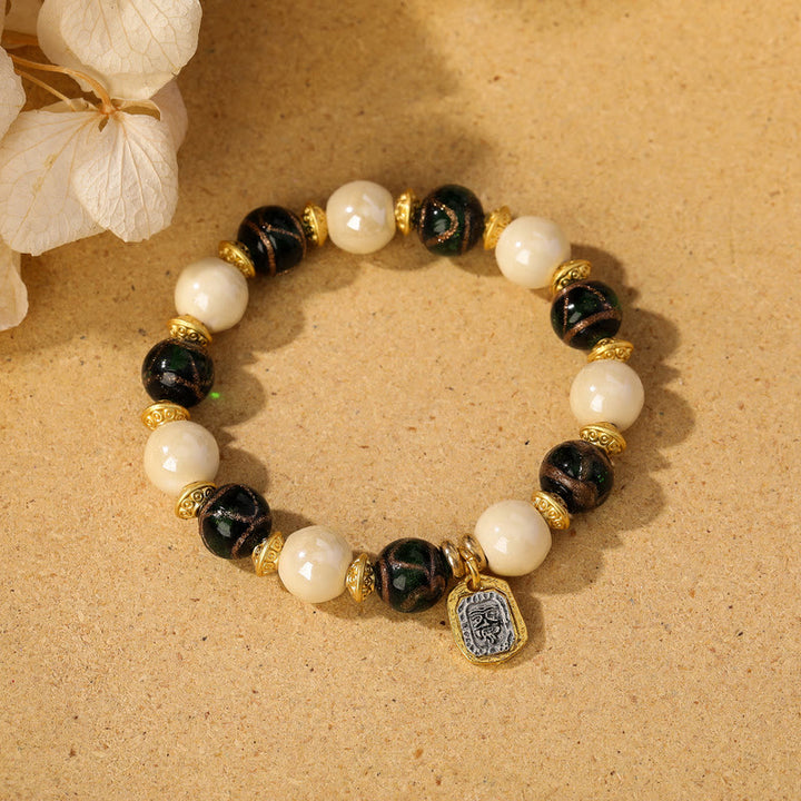 Bracelet de protection en perles de porcelaine en cendres et en verre Liuli avec breloque en Buddha Stones et déesse de la richesse tibétaine Zakiram