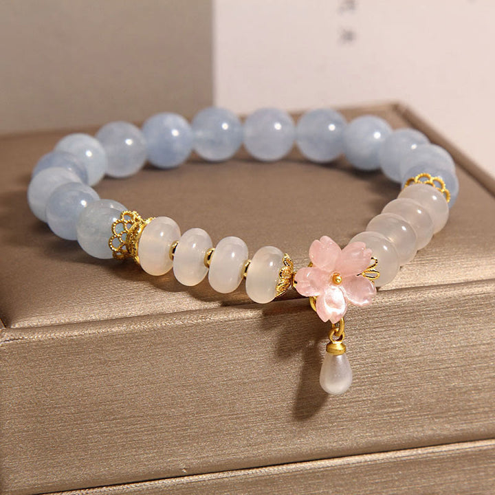 Bracelet de guérison en forme de fleur avec perles d'agate blanche et aigue-marine en Buddha Stones