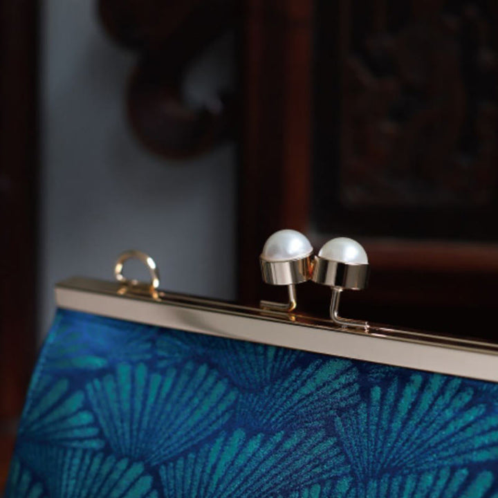 Sac à main vintage en métal nacré avec motif de feuilles bleu paon Buddha Stones