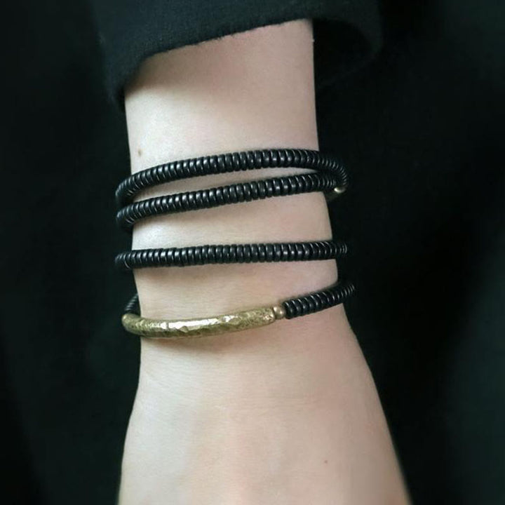 Bracelet multicouche en cuivre avec perles en bois d'ébène tibétain et Buddha Stones