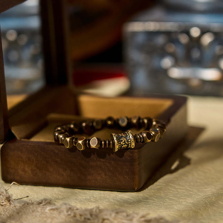 Bracelet amulette tibétain en cuivre et laiton sculpté avec Buddha Stones Om Mani Padme Hum