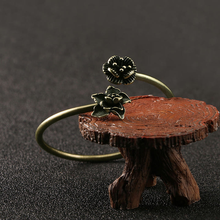 Bracelet de guérison en cuivre et laiton avec Buddha Stones et fleur de pêcher