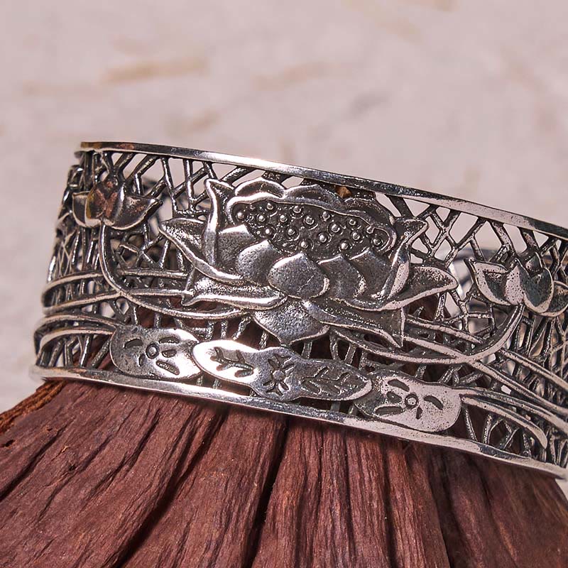 Bracelet de guérison et d'illumination en cuivre plaqué argent avec Buddha Stones et lotus creux