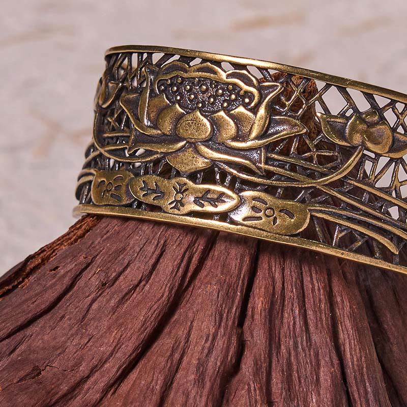 Bracelet de guérison et d'illumination en cuivre plaqué argent avec Buddha Stones et lotus creux