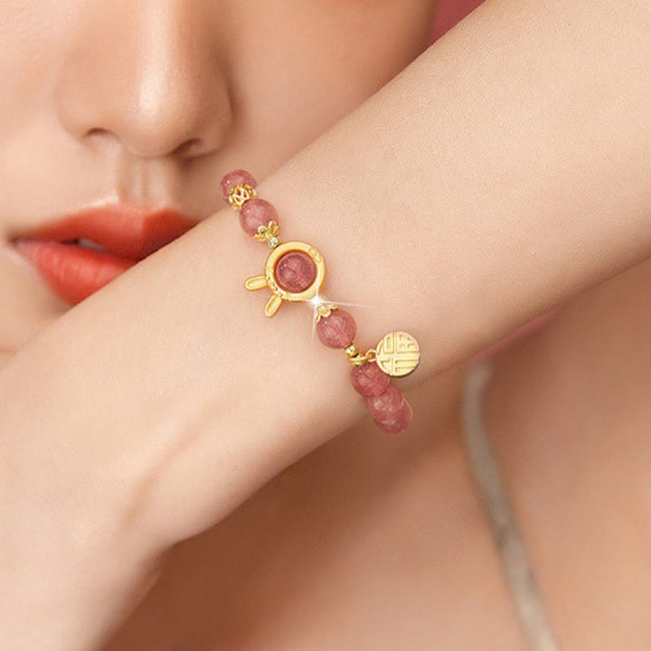 Bracelet à breloques en quartz fraise naturel avec personnage de lapin Fu et Buddha Stones