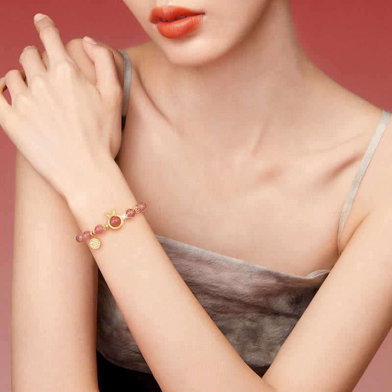 Bracelet à breloques en quartz fraise naturel avec personnage de lapin Fu et Buddha Stones