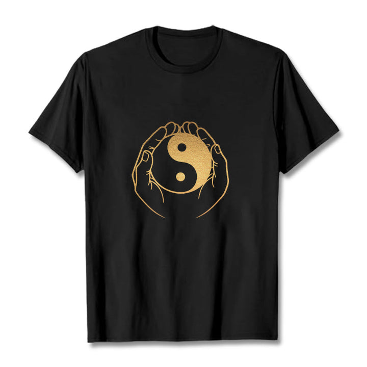 T-shirt avec des Buddha Stones tenant un Yin Yang doré - Noir - 2XL - image 1