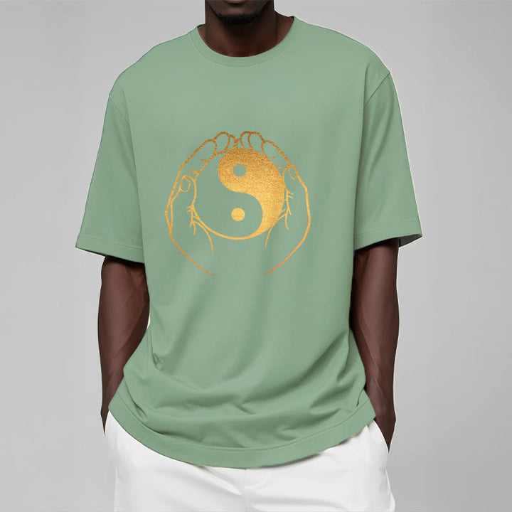 T-shirt avec des Buddha Stones tenant un Yin Yang doré - image 16