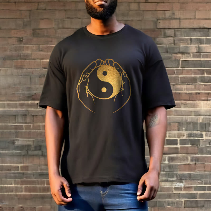 T-shirt avec des Buddha Stones tenant un Yin Yang doré - image 3