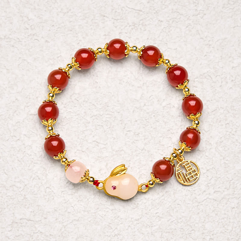 Bracelet de confiance en Buddha Stones rouge et calcédoine avec le personnage Fu du lapin