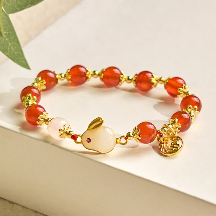 Bracelet de confiance en Buddha Stones rouge et calcédoine avec le personnage Fu du lapin