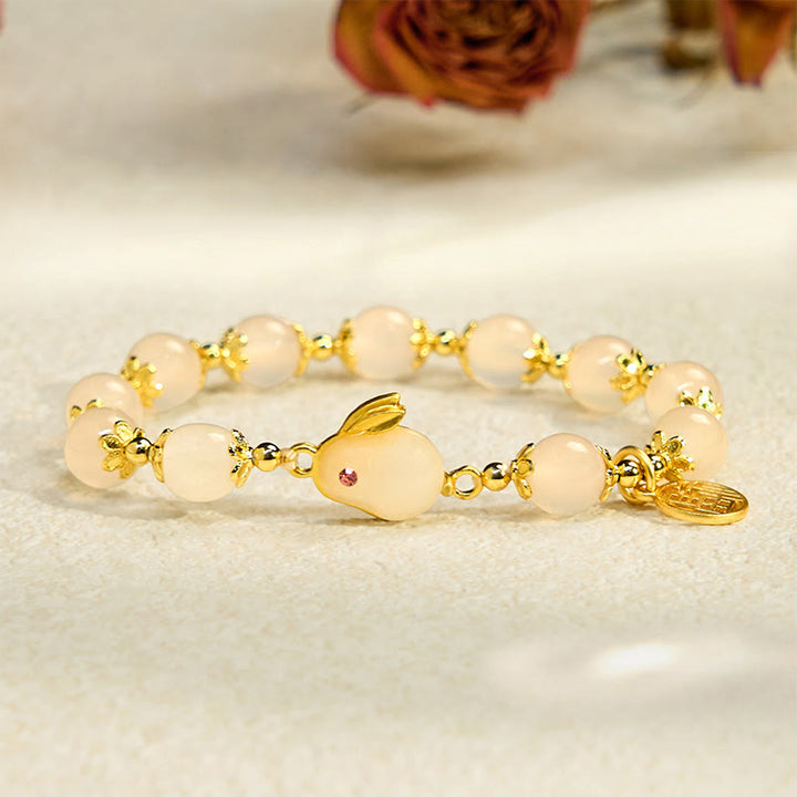 Bracelet de confiance en Buddha Stones rouge et calcédoine avec le personnage Fu du lapin