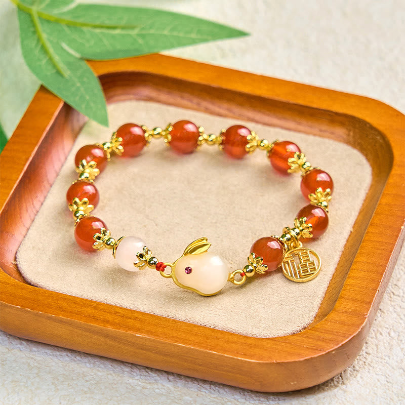 Bracelet de confiance en Buddha Stones rouge et calcédoine avec le personnage Fu du lapin