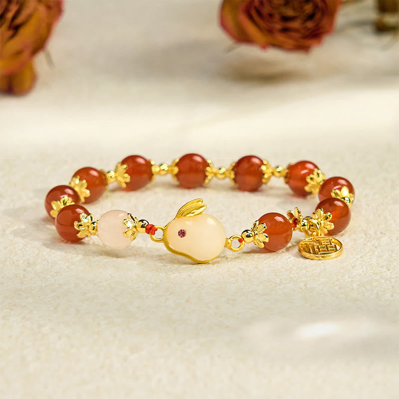 Bracelet de confiance en Buddha Stones rouge et calcédoine avec le personnage Fu du lapin