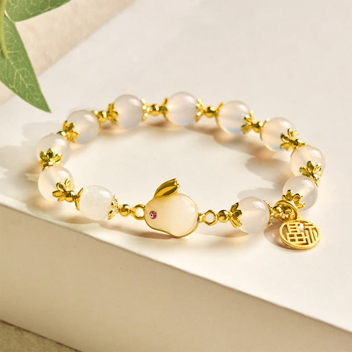 Bracelet de confiance en Buddha Stones rouge et calcédoine avec le personnage Fu du lapin