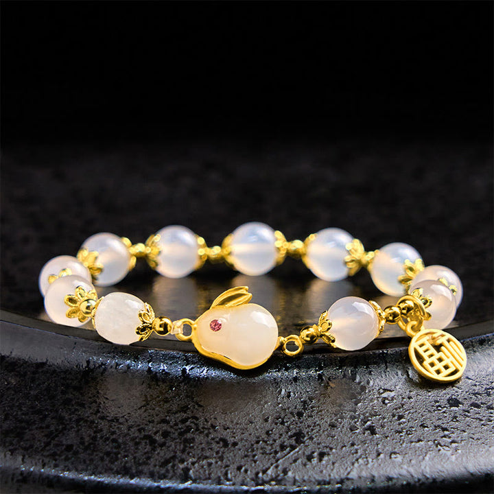 Bracelet de confiance en Buddha Stones rouge et calcédoine avec le personnage Fu du lapin