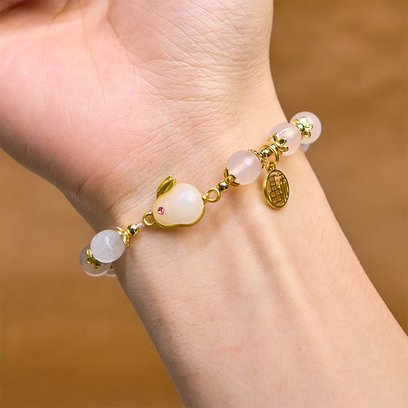 Bracelet de confiance en Buddha Stones rouge et calcédoine avec le personnage Fu du lapin