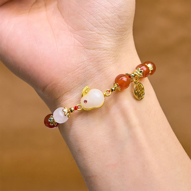 Bracelet de confiance en Buddha Stones rouge et calcédoine avec le personnage Fu du lapin