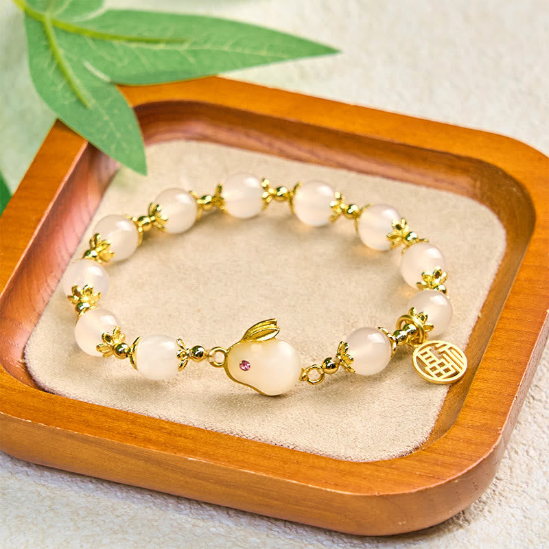 Bracelet de confiance en Buddha Stones rouge et calcédoine avec le personnage Fu du lapin