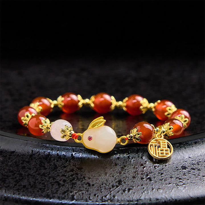 Bracelet de confiance en Buddha Stones rouge et calcédoine avec le personnage Fu du lapin