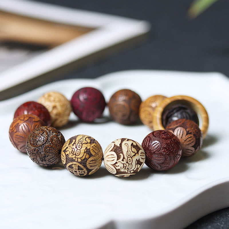 Bracelet de guérison en bois de santal sculpté avec Buddha Stones et symbole du zodiaque chinois, dragon, phénix, caractère Fu