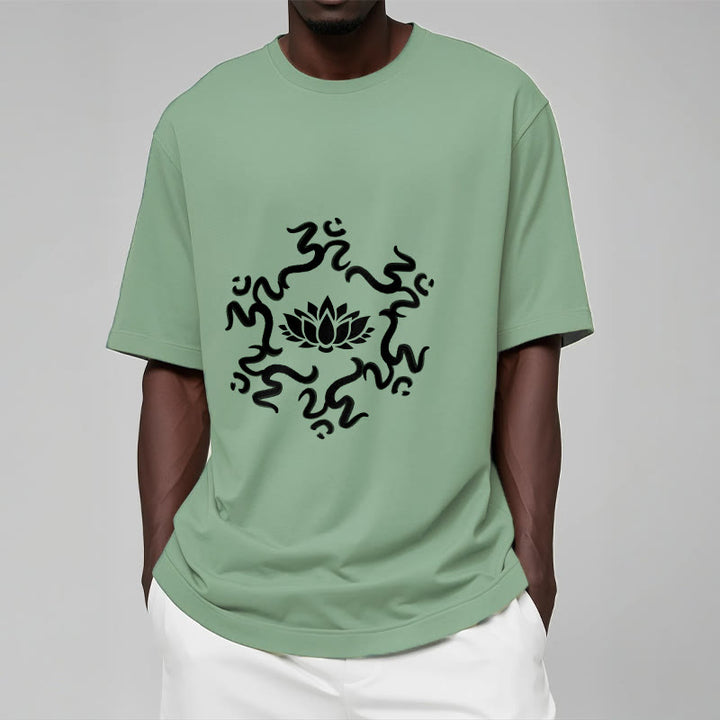 T-shirt à motif de fleurs de lotus avec symboles OM et Buddha Stones - image 17