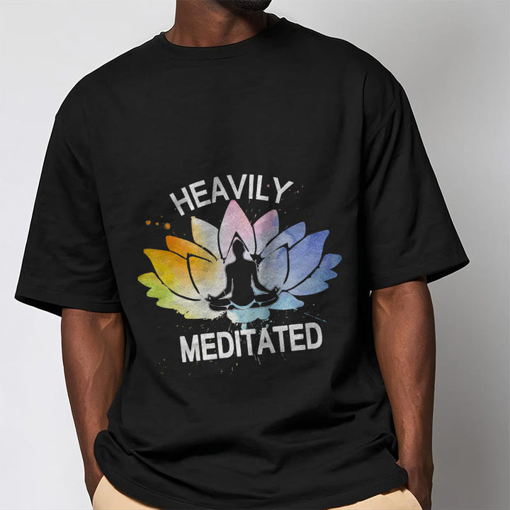 T-shirt en coton avec motif de méditation et de fleurs de lotus colorées représentant des Buddha Stones - image 2