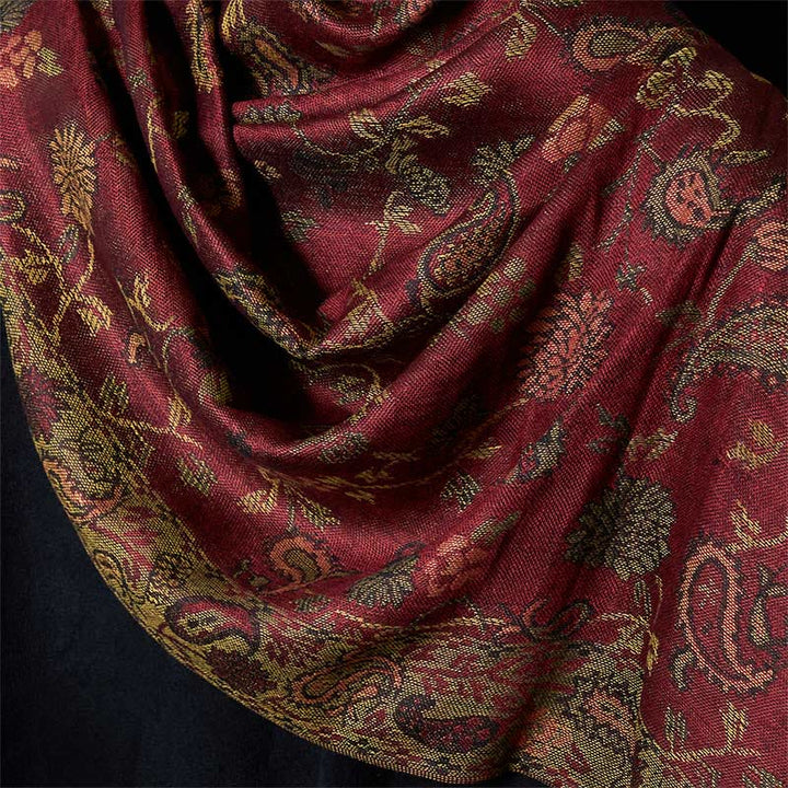 Écharpe douce à pompon avec motif floral et feuilles de cajou rouge foncé, motif Buddha Stones Spring - image 3