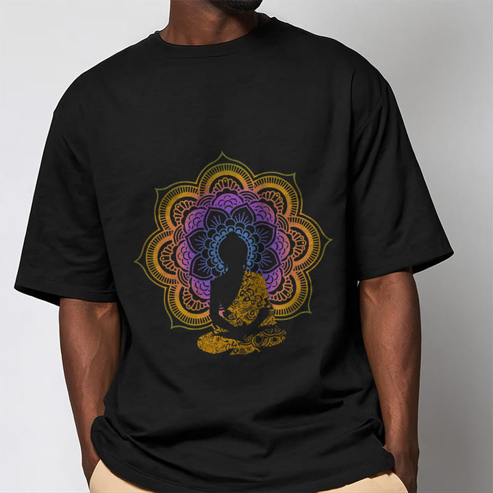 T-shirt à motif Bouddha assis multicolore avec Buddha Stones et fleurs mandala - image 1