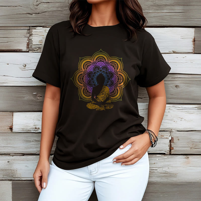T-shirt à motif Bouddha assis multicolore avec Buddha Stones et fleurs mandala - image 3