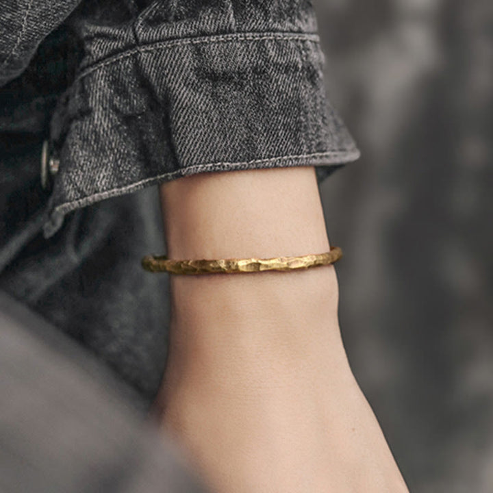 Bracelet manchette tibétain en cuivre texturé avec effet bosselé