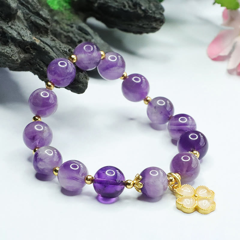 Bracelet à breloques en cristal d'améthyste naturelle Buddha Stones pour la paix intérieure et le trèfle à quatre feuilles