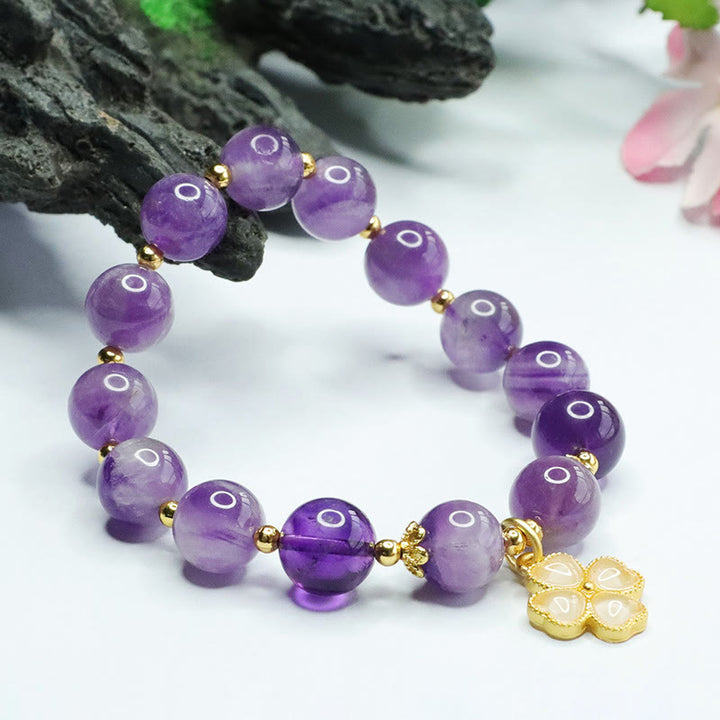 Bracelet à breloques en cristal d'améthyste naturelle Buddha Stones pour la paix intérieure et le trèfle à quatre feuilles