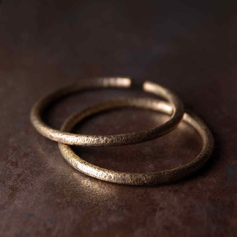 Bracelet manchette ajustable en cuivre au design rustique avec Buddha Stones