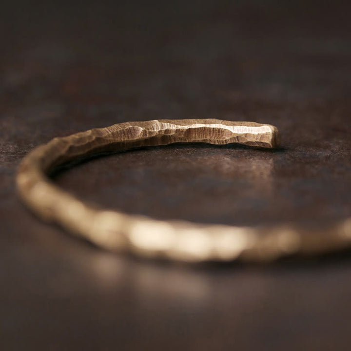 Bracelet manchette tibétain en cuivre texturé avec effet bosselé