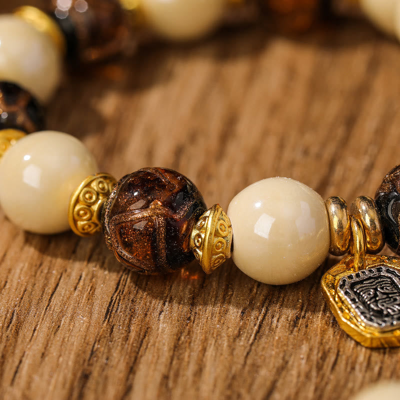 Bracelet de protection en perles de porcelaine en cendres et en verre Liuli avec breloque en Buddha Stones et déesse de la richesse tibétaine Zakiram