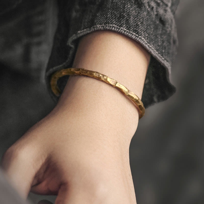 Bracelet manchette tibétain en cuivre texturé avec effet bosselé