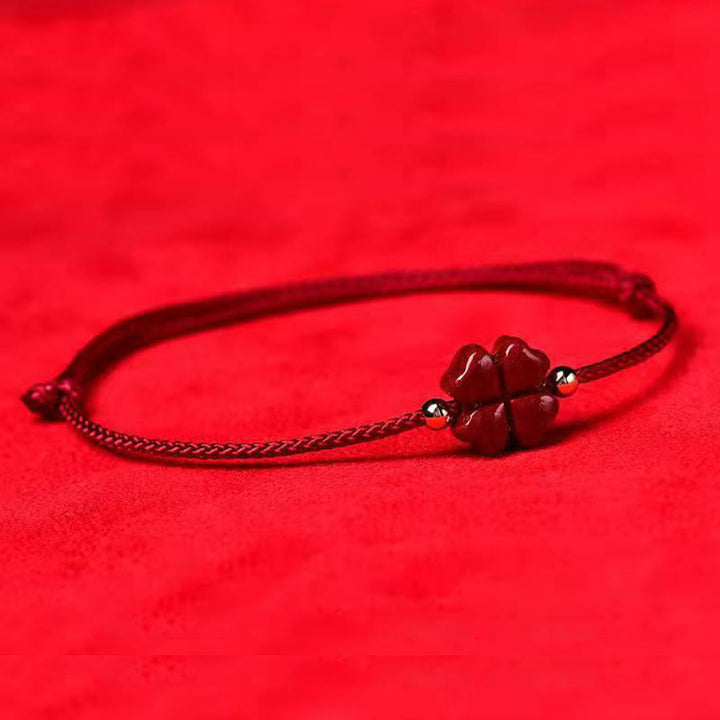 Bracelet de cheville en corde rouge avec trèfle à quatre feuilles en cinabre naturel et Buddha Stones