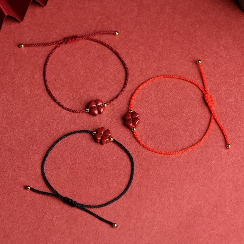Bracelet de cheville en corde rouge avec trèfle à quatre feuilles en cinabre naturel et Buddha Stones
