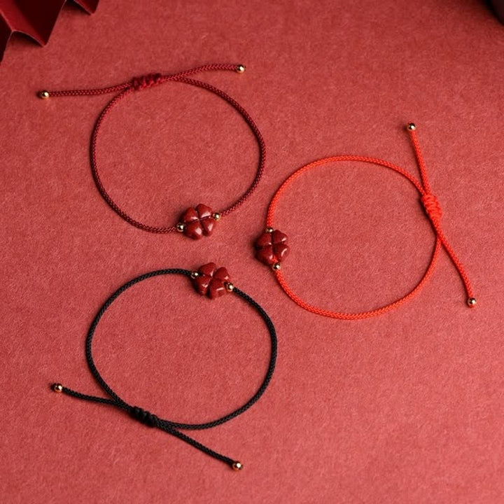 Bracelet de cheville en corde rouge avec trèfle à quatre feuilles en cinabre naturel et Buddha Stones