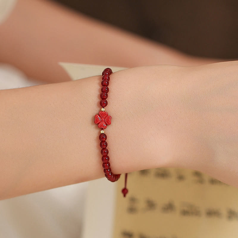 Bracelet de confiance en forme d'étoile à quatre feuilles en agate rouge naturelle avec nœud sans fin