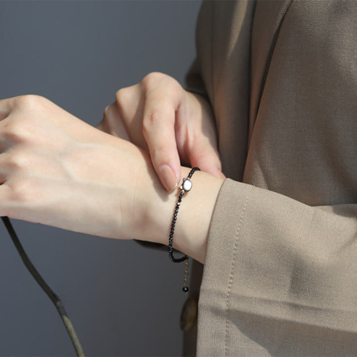 Bracelet de guérison en pierre tridacna avec spinelle noire et cristal blanc plaqué or 14 carats de Buddha Stones - image 8