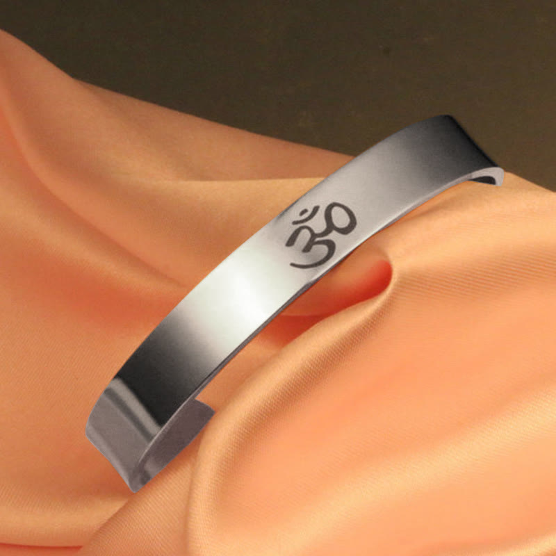 Bracelet manchette tibétain avec Buddha Stones et symbole OM