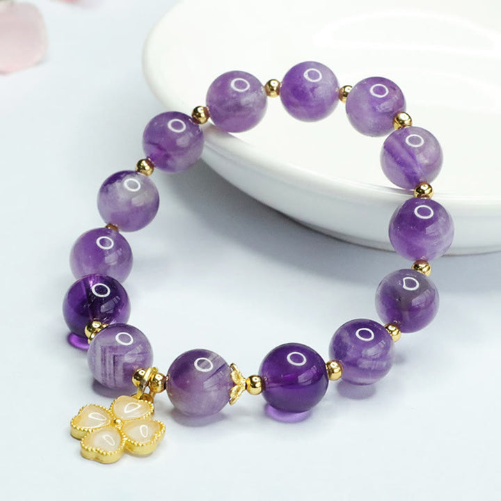 Bracelet à breloques en cristal d'améthyste naturelle Buddha Stones pour la paix intérieure et le trèfle à quatre feuilles