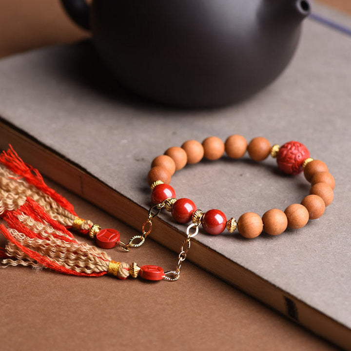 Bracelet Buddha Stones en bois de pêche et cinabre naturel avec pompons de richesse PiXiu